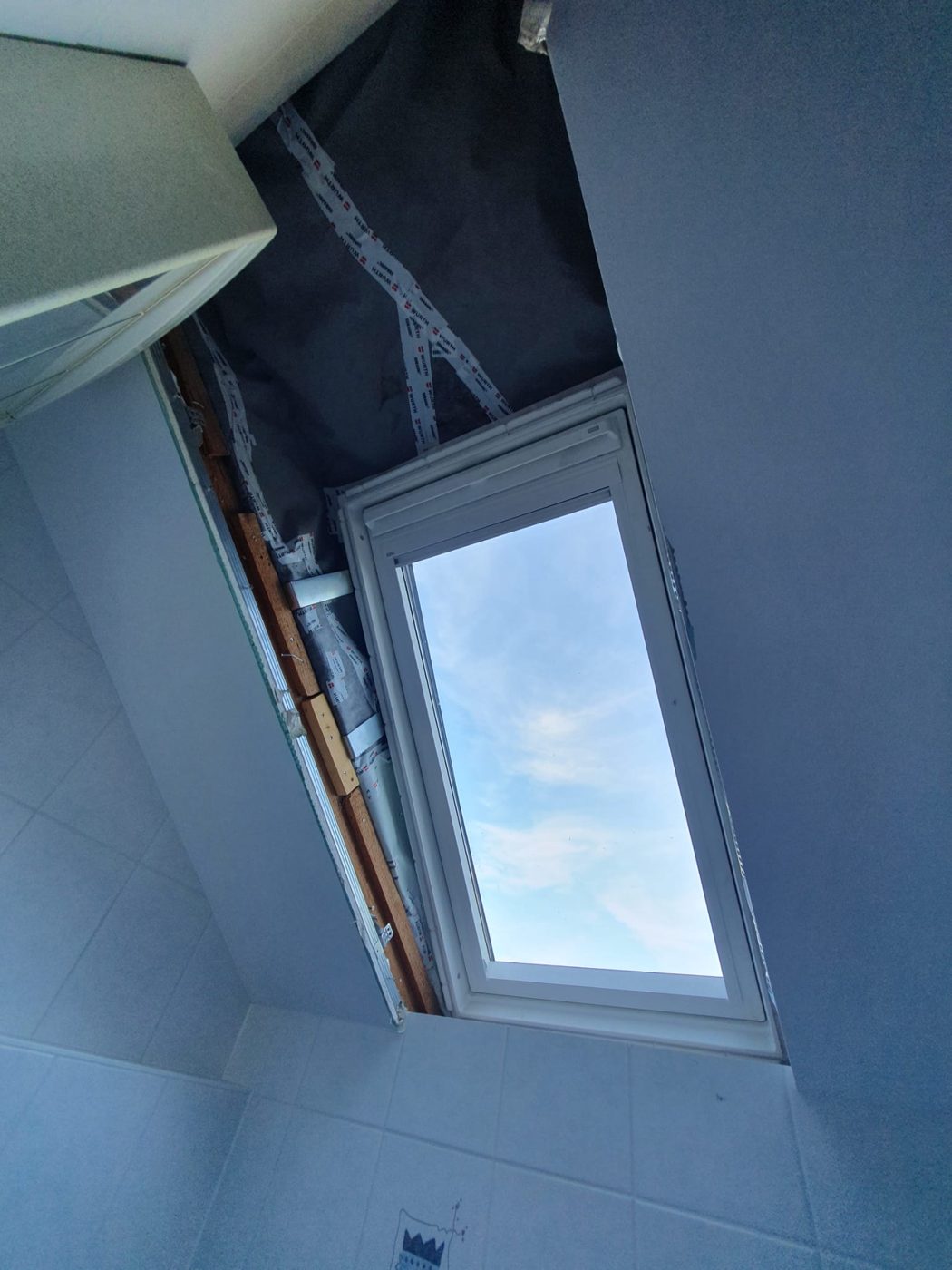 Dachfenster: Leibung verkleidet, vorher (Foto: Thielmann Innenausbau)