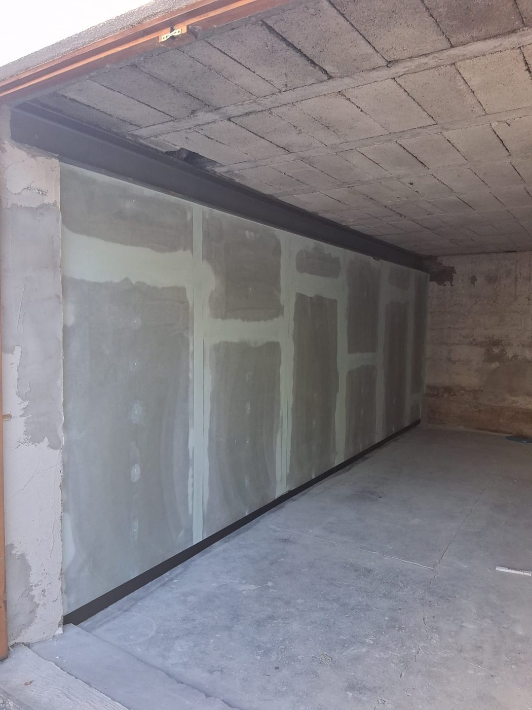 Garagenwand mit verspachtelten Trockenbauplatten