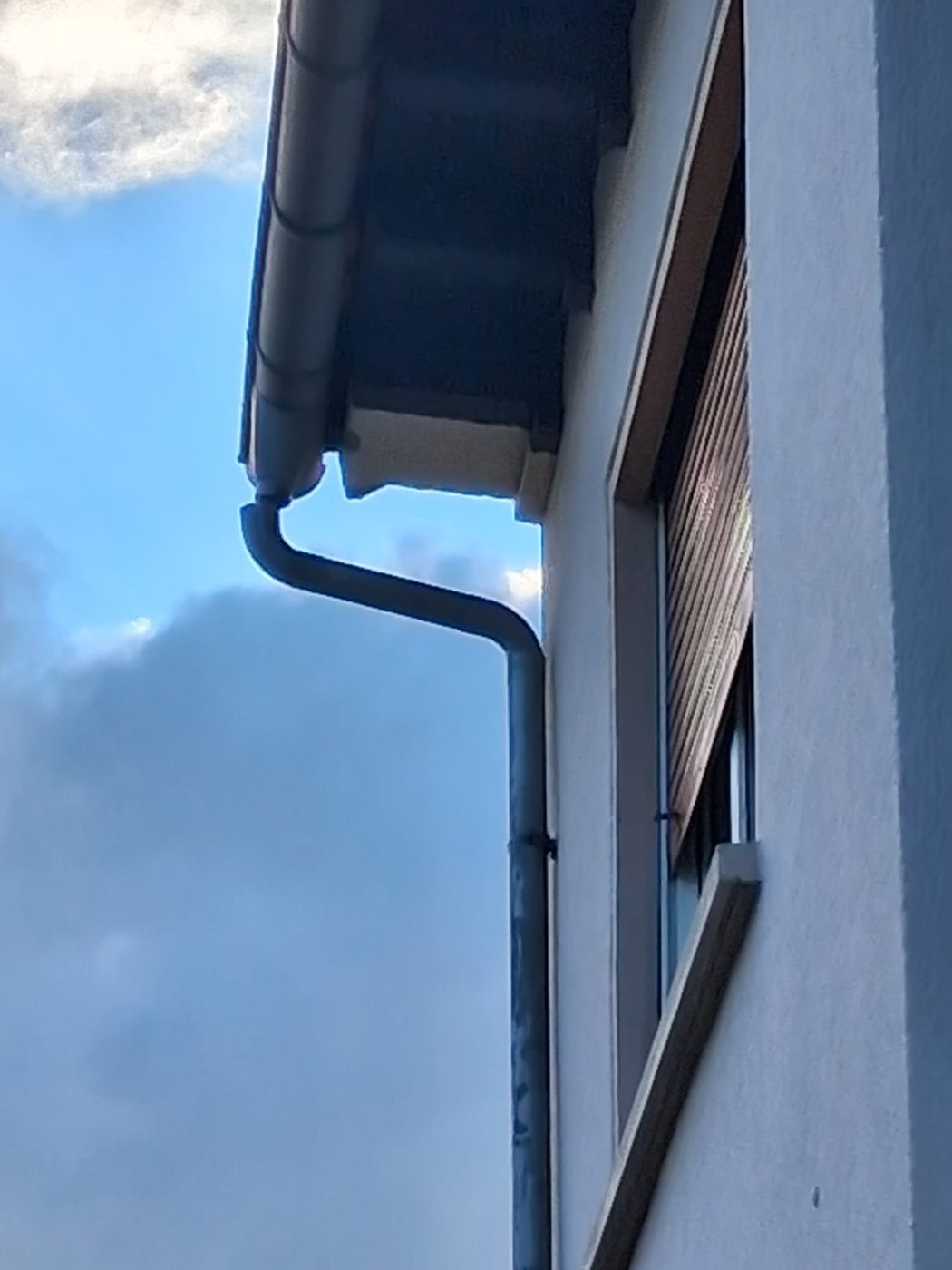 Dachrinne und Fallrohr, nachher (Foto: Thielmann Innenausbau)