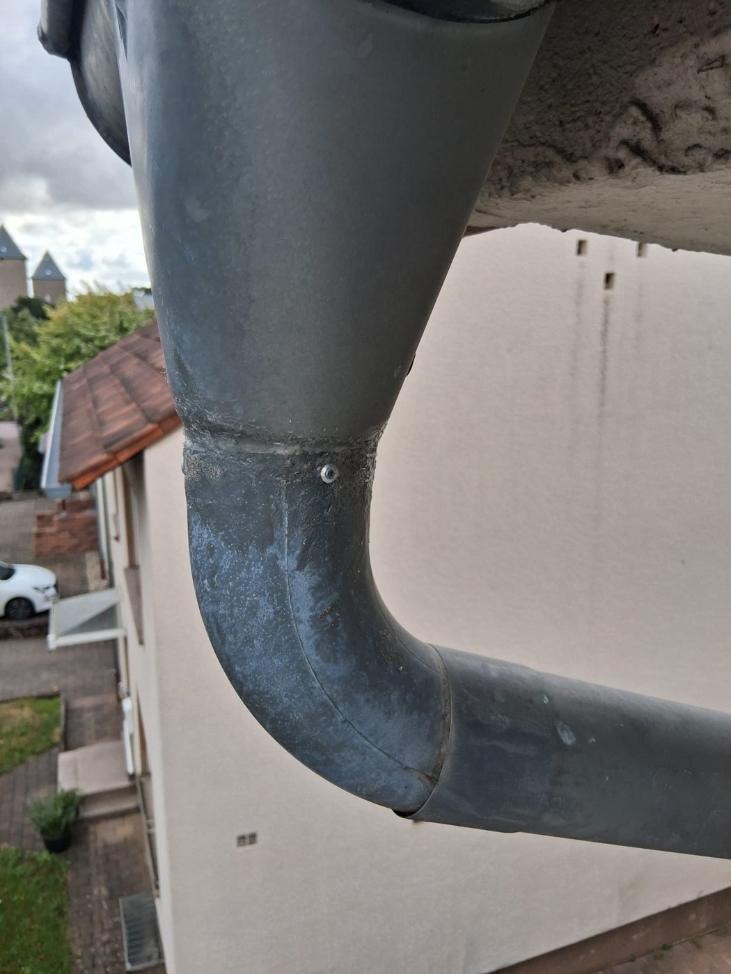 Dachrinne und Fallrohr (Foto: Thielmann Innenausbau)
