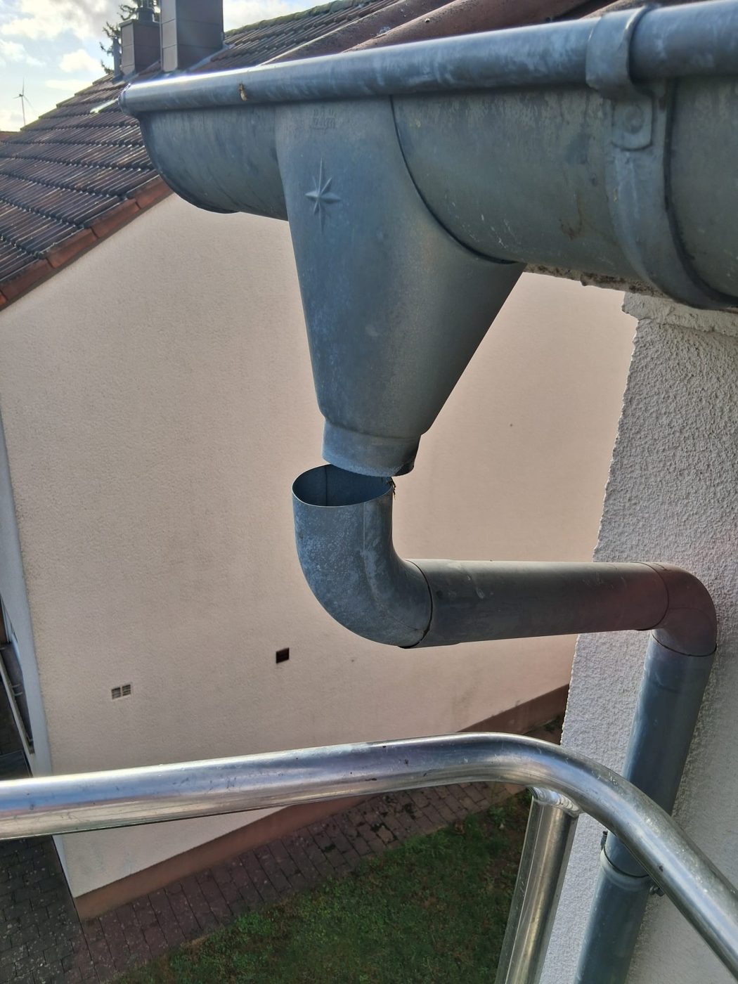 Dachrinne und Fallrohr, nachher (Foto: Thielmann Innenausbau)
