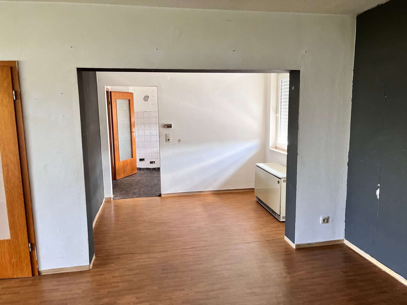 Wohnung: Boden und Wände erneuert, vorher (Foto: Thielmann Innenausbau)