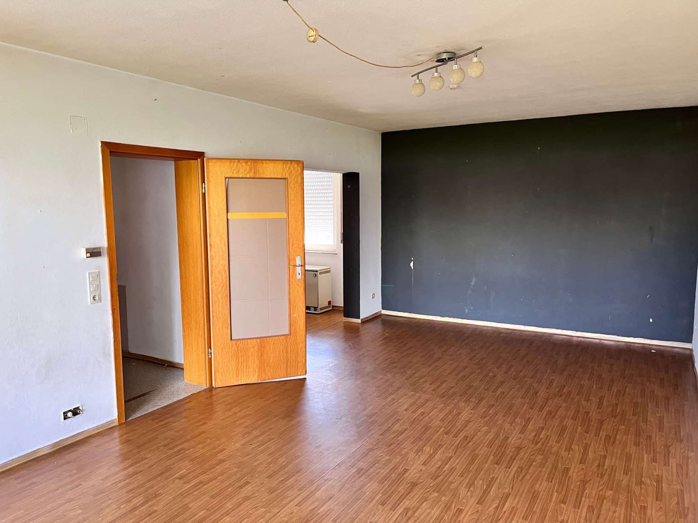 Wohnung: Boden und Wände erneuert, vorher (Foto: Thielmann Innenausbau)