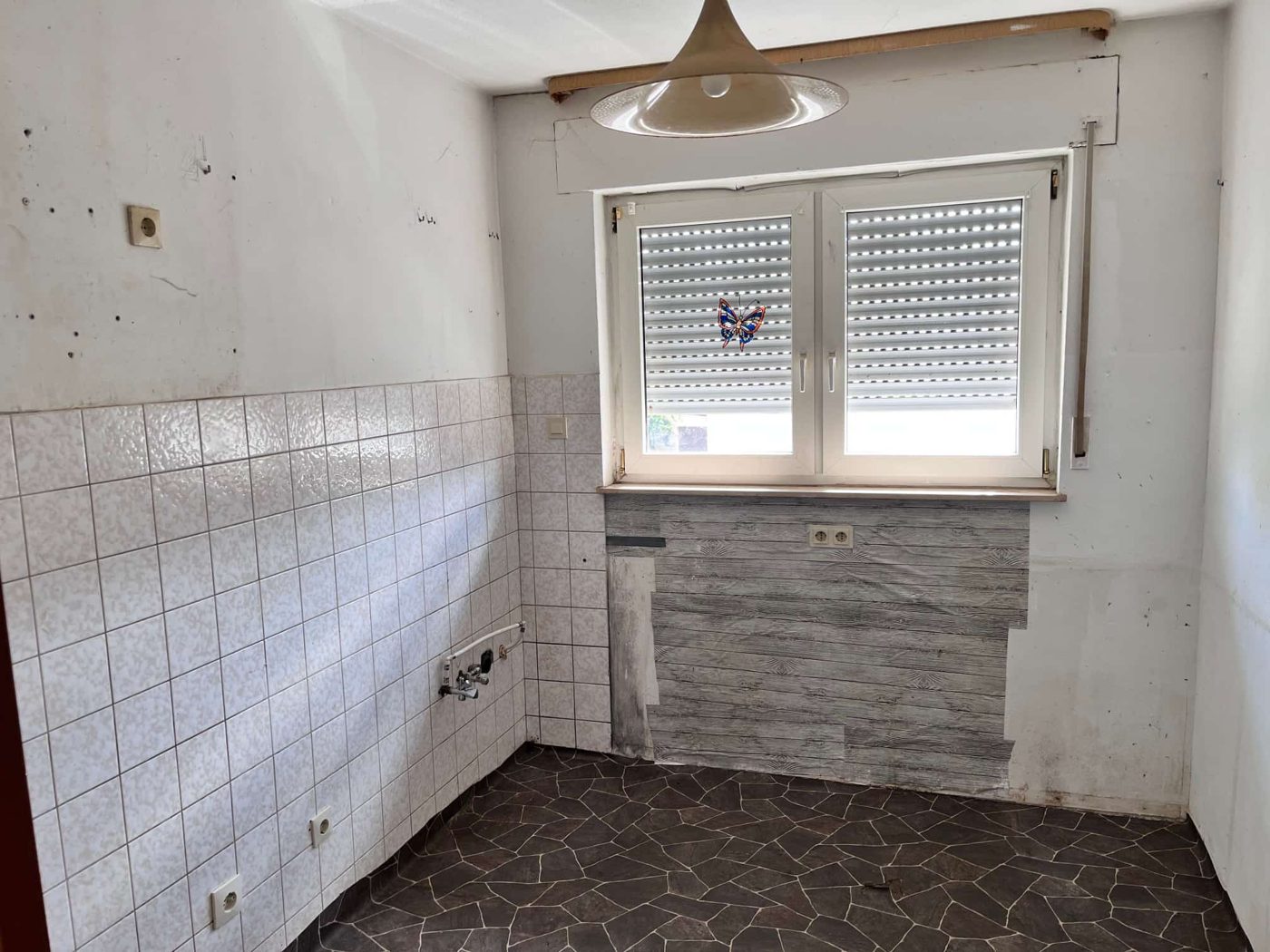 Küche: Wände und Boden erneuert, vorher (Foto: Thielmann Innenausbau)