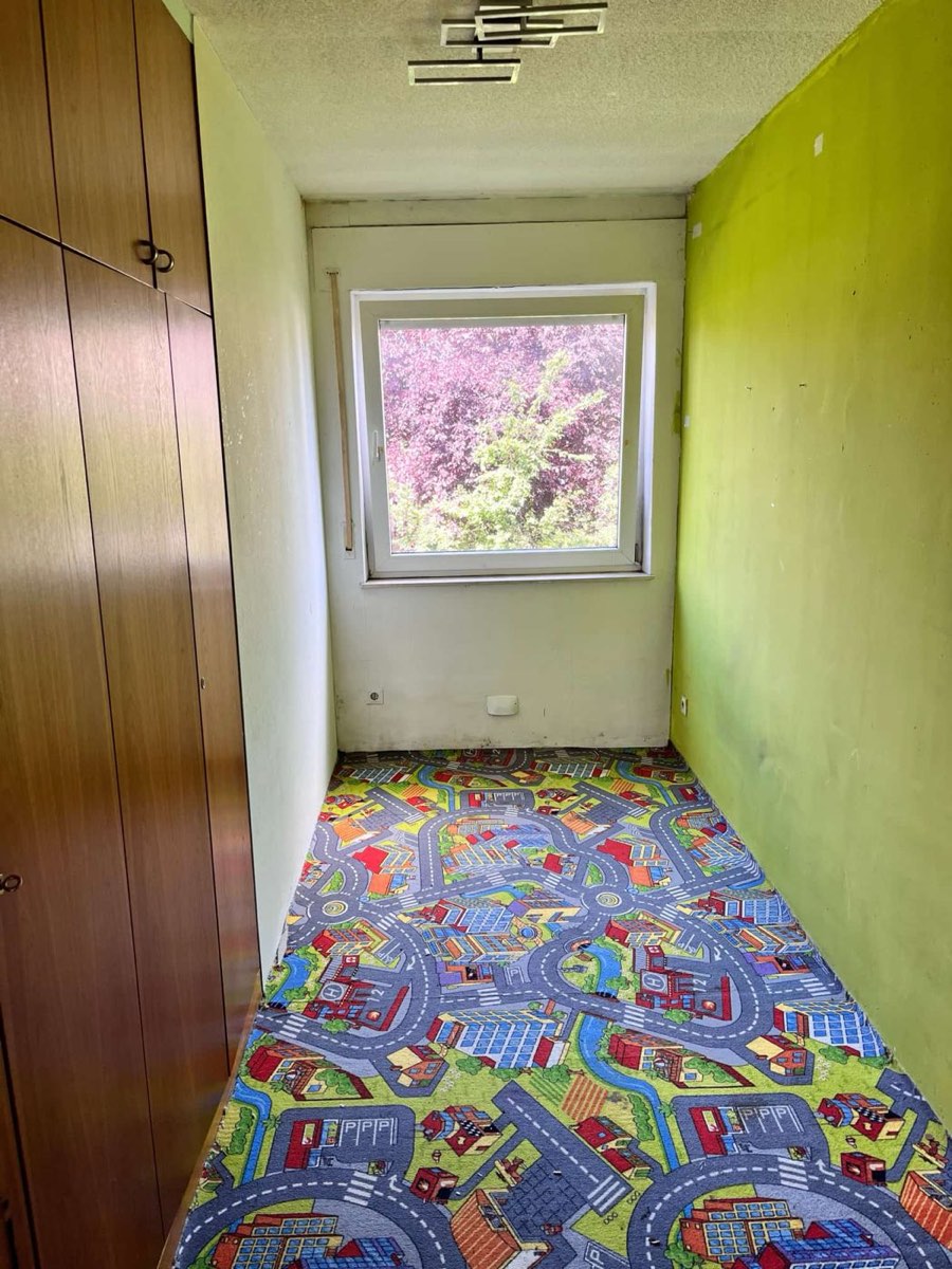 Zimmer: neu gestrichen, neuer Boden, vorher (Foto: Thielmann Innenausbau)