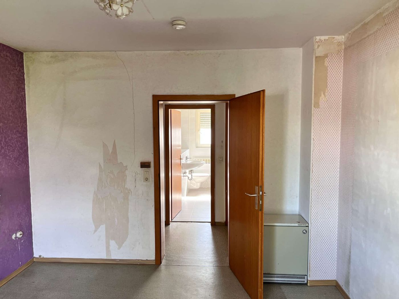 Zimmer: neu gestrichen, neuer Boden, vorher (Foto: Thielmann Innenausbau)