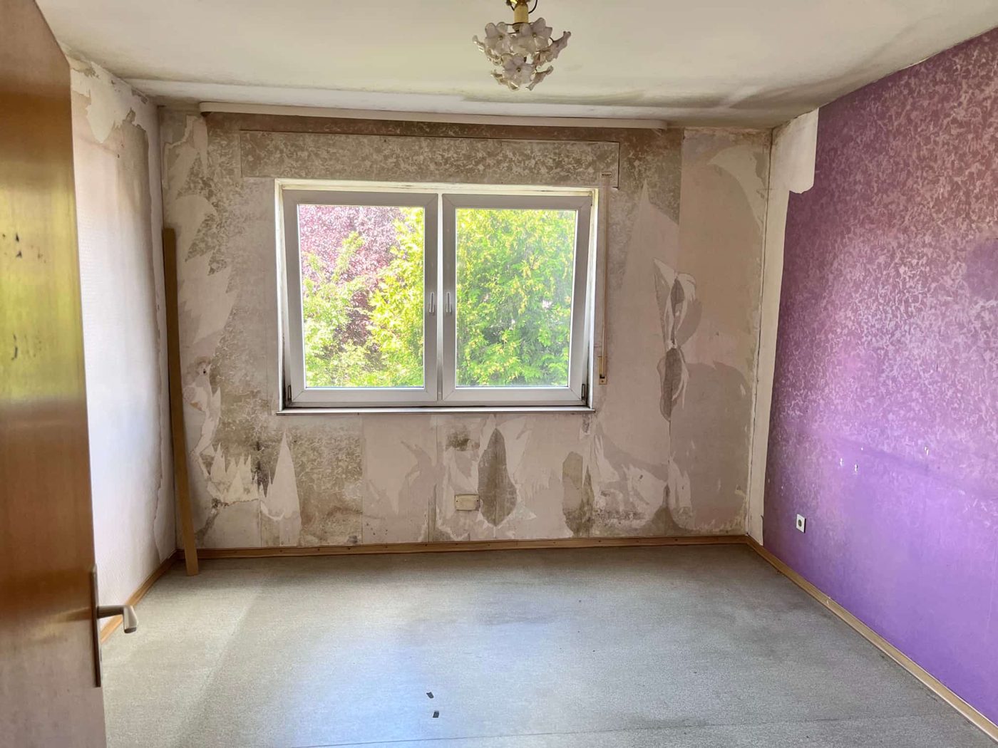 Zimmer: neu gestrichen, neuer Boden, vorher (Foto: Thielmann Innenausbau)