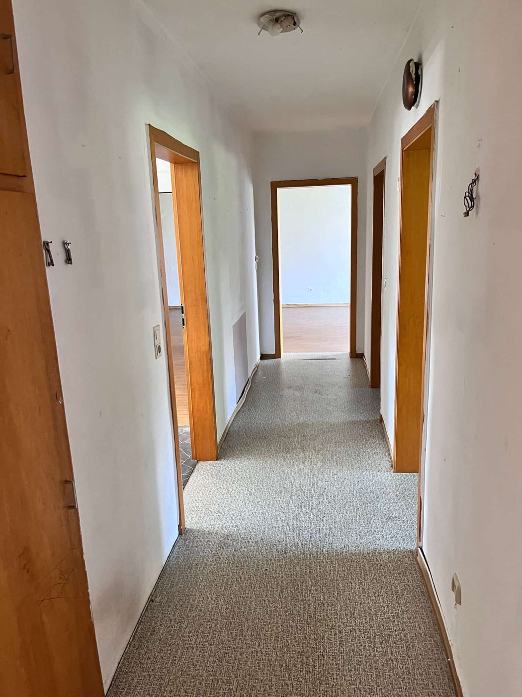 Flur und Zimmer: neuer Boden, vorher (Foto: Thielmann Innenausbau)