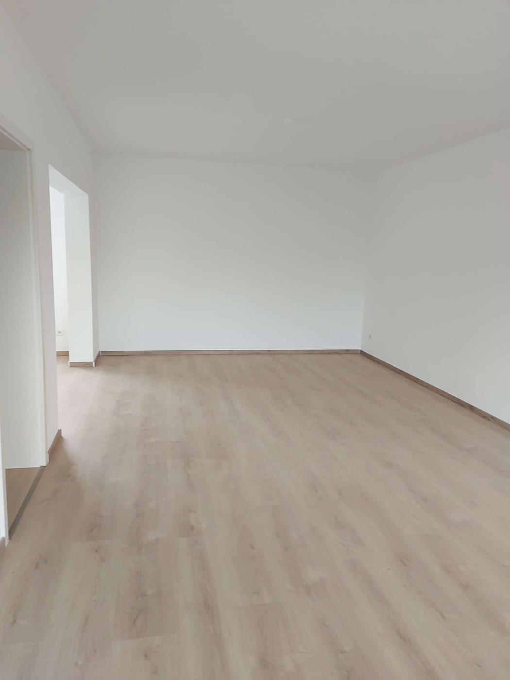 Renovierte Wohnung mit neuem Boden und weißen Wänden (Foto: Thielmann Innenausbau)