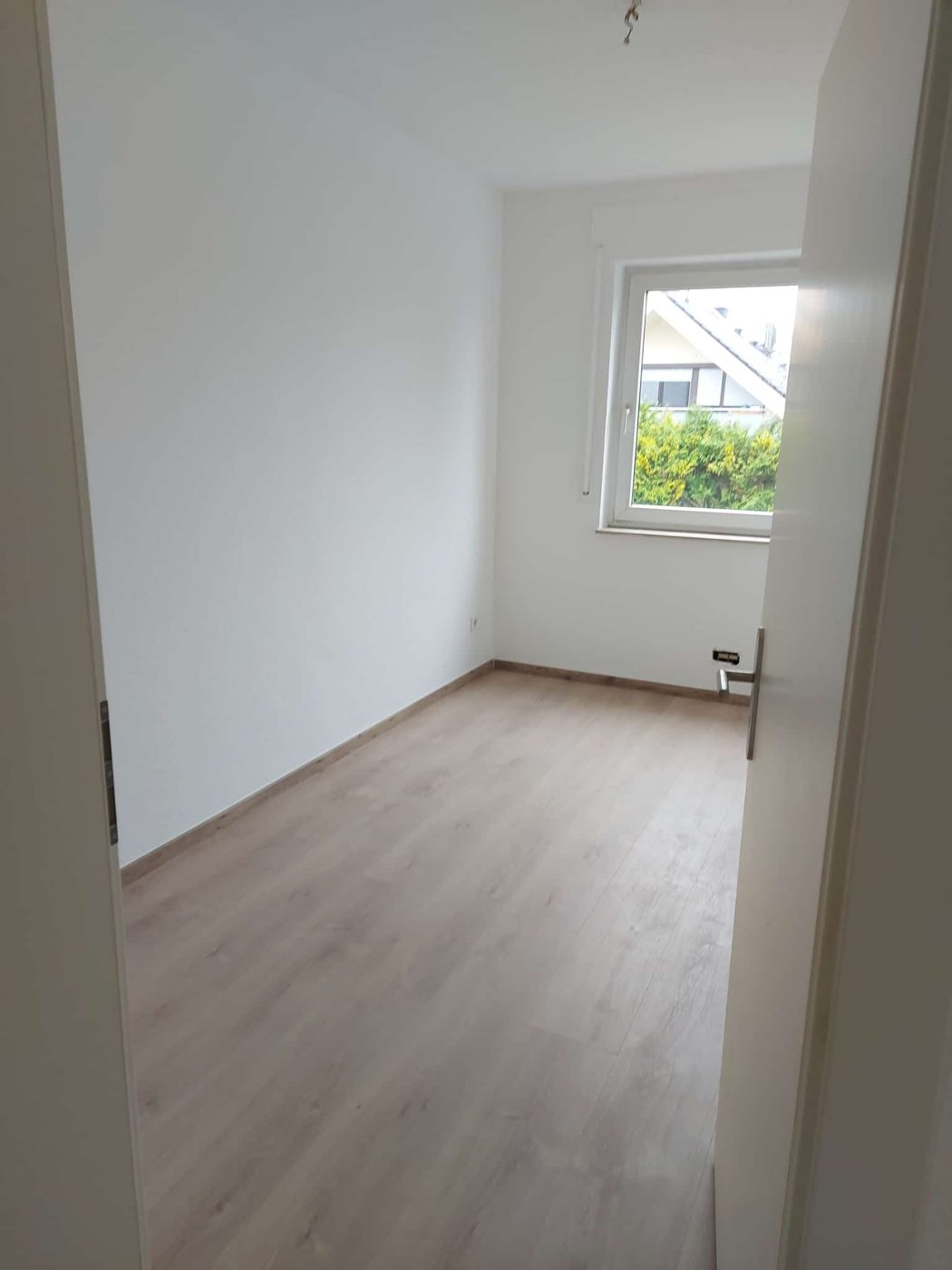 Zimmer: neu gestrichen, neuer Boden (Foto: Thielmann Innenausbau)