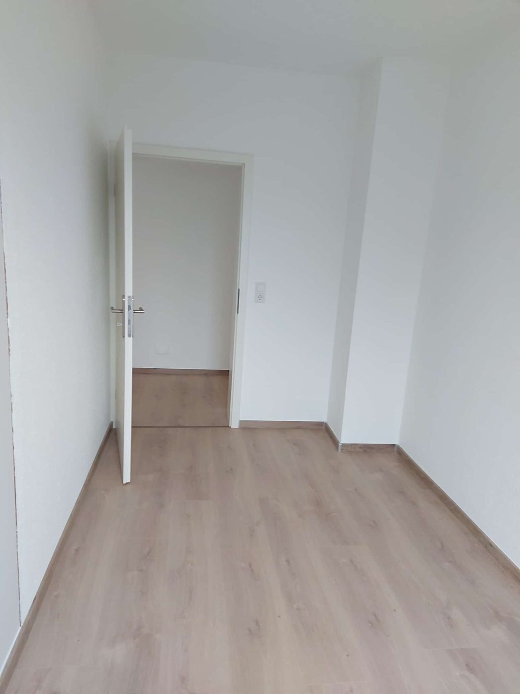 Weiße Innentür in einer renovierten Wohnung