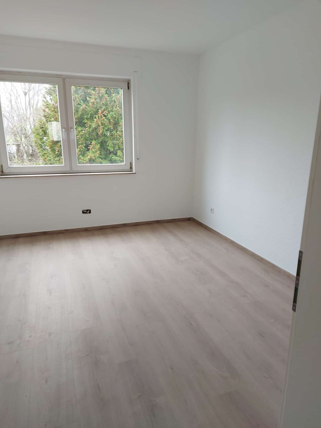Zimmer: neu gestrichen, neuer Boden, nachher (Foto: Thielmann Innenausbau)