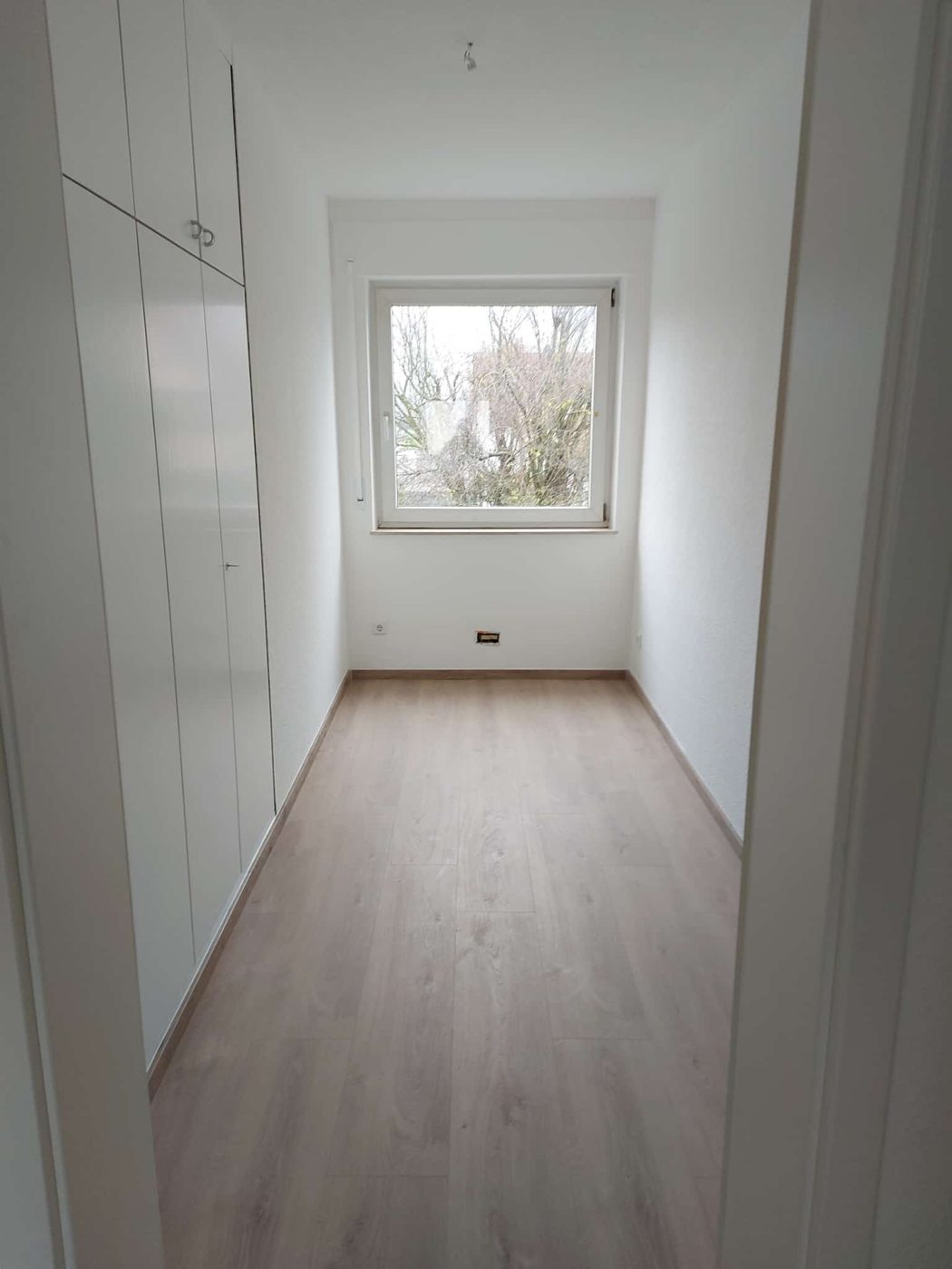 Zimmer: neu gestrichen, neuer Boden, nachher (Foto: Thielmann Innenausbau)