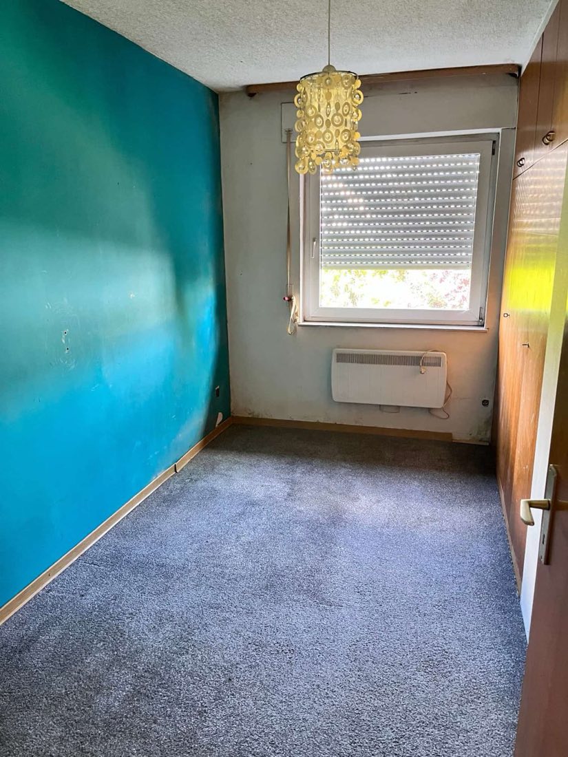 Zimmer: neu gestrichen, neuer Boden, vorher (Foto: Thielmann Innenausbau)